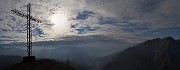 70 Alla croce del Pizzo di Spino (958 m) con vista verso la conca di Zogno col Canto Aleto e il Monte Zucco a dx